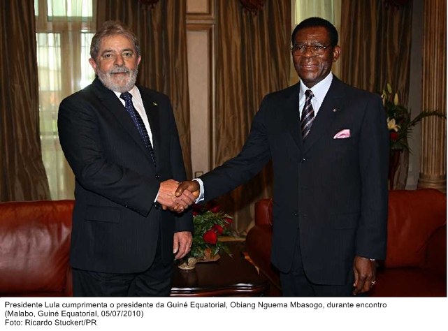 Presidente Lula cumprimenta o presidente da Guiné Equatorial, Oblang Nguema Mbasogo, durante encontro.