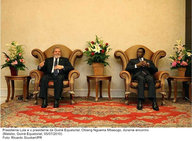 Presidente Lula cumprimenta o presidente da Guiné Equatorial, Oblang Nguema Mbasogo, durante encontro.