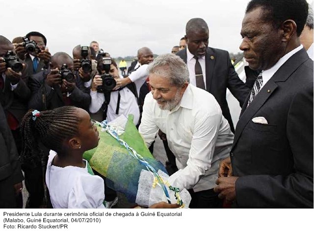Presidente Lula durante cerimônia de chegada a Guiné Equatorial.