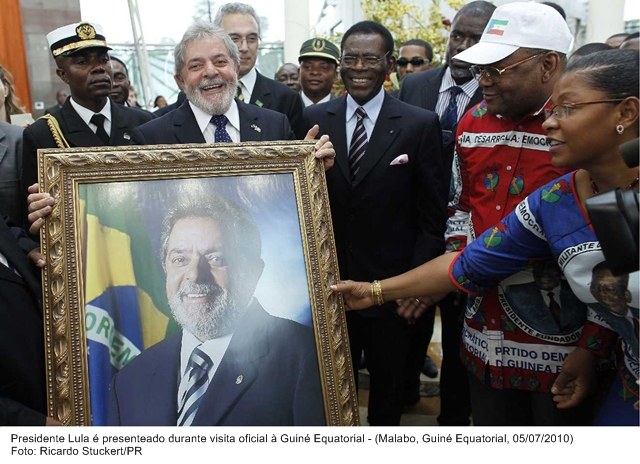 Presidente Lula é presenteado durante visita oficial a Guiné Equatorial.