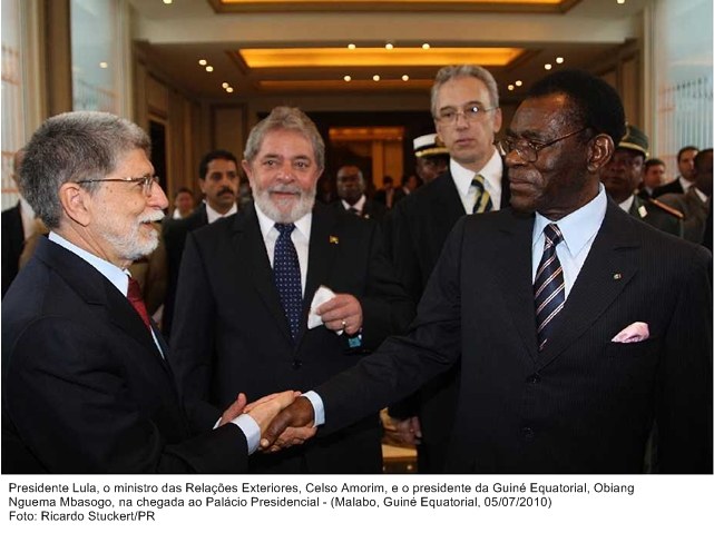 Presidente Lula, o ministro Celso Amorim, e o presidente da Guiné Equatorial, Oblang Nguema Mbasogo, na chegada ao Palácio Presidencial.