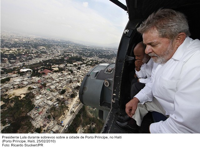 Presidente Lula durante sobrevoo sobre a cidade de Porto Príncipe, no Haiti.