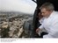 Presidente Lula durante sobrevoo sobre a cidade de Porto Príncipe, no Haiti.