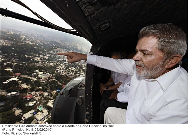 Presidente Lula durante sobrevoo sobre a cidade de Porto Príncipe, no Haiti.