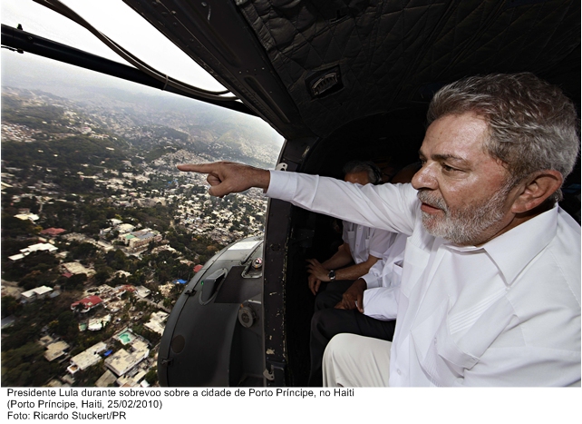 Presidente Lula durante sobrevoo sobre a cidade de Porto Príncipe, no Haiti.