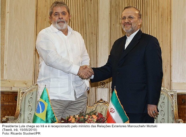 Presidente Lula chega ao Irã e é recepcionado pelo ministro das Relações Exteriores Manouchehr Mottaki.