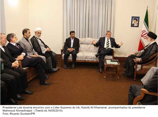 Presidente Lula durante encontro com o Líder Supremo do Irã, Aiatolá Ali Khamenei, em Teerã, juntamente com o presidente Mahmoud Ahmadinejad.