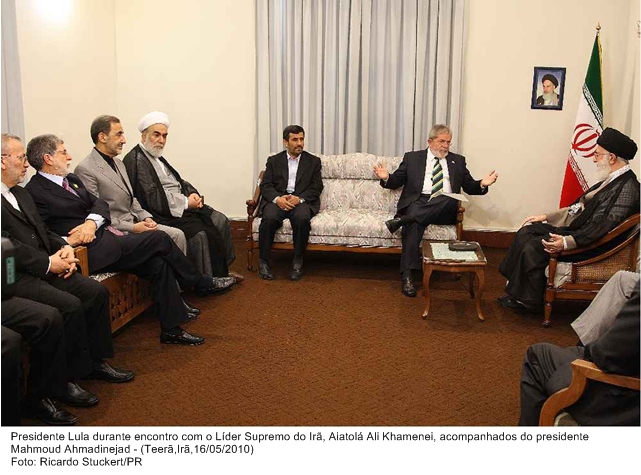 Presidente Lula durante encontro com o Líder Supremo do Irã, Aiatolá Ali Khamenei, em Teerã, juntamente com o presidente Mahmoud Ahmadinejad.
