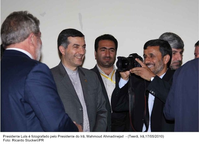 Presidente Lula é fotografado pelo Presidente do Irã, Mahmoud Ahmadinejad.