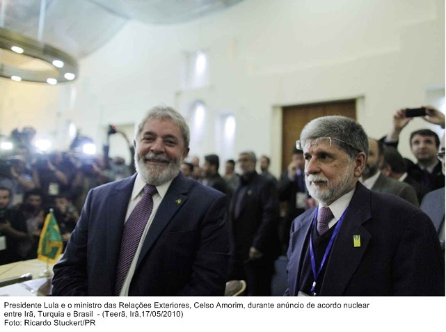 Presidente Lula e o ministro das Relações Exteriores, Celso Amorim, durante anúncio de acordo nuclear entre Irã, Turquia e Brasil.
