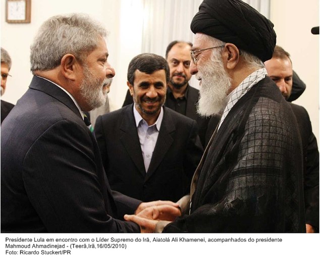 Presidente Lula em encontro com o Líder Supremo do Irã, Aiatolá Ali Khamenei, acompanhados do presidente Mahmoud Ahmadinejad.
