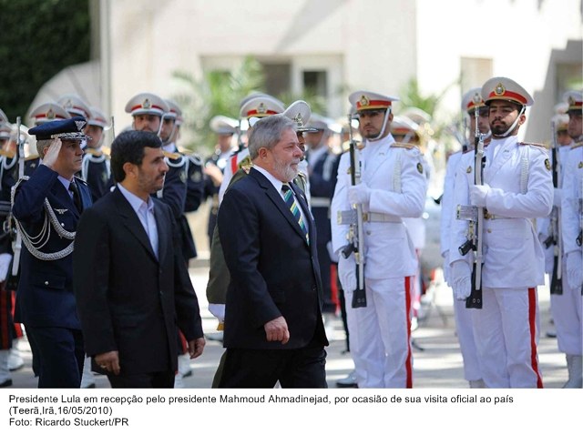 Presidente Lula em recepção pelo presidente Mahmoud Ahmadinejad, por ocasião de sua visita oficial ao país.