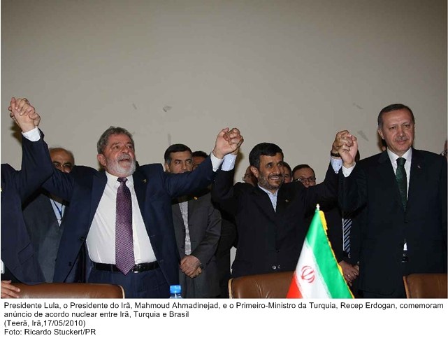 Presidente Lula, o Presidente do Irã, Mahmoud Ahmadinejad, e o Primeiro-Ministro da Turquia, Recep Erdogan, comemoram anúncio de acordo nuclear.