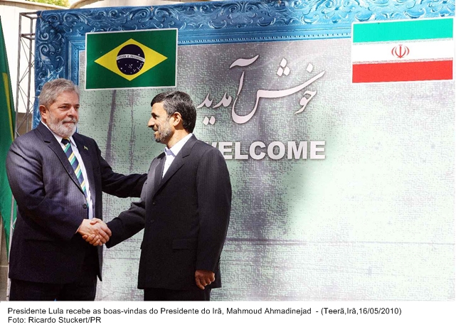 Presidente Lula recebe as boas-vindas do Presidente do Irã, Mahmoud Ahmadinejad.