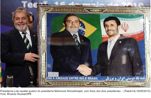 Presidente Lula recebe quadro do presidente Mahmoud Ahmadinejad, com fotos dos dois presidentes.
