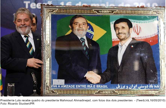 Presidente Lula recebe quadro do presidente Mahmoud Ahmadinejad, com fotos dos dois presidentes.