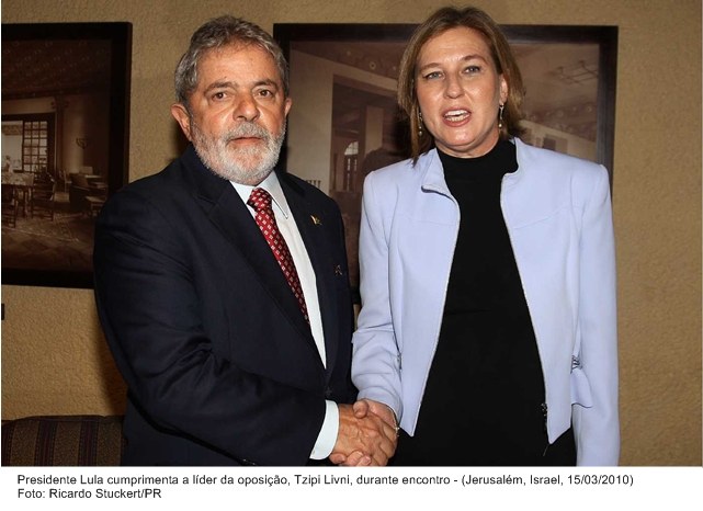 Presidente Lula cumprimenta a líder da oposição, Tzipi Livni, durante encontro.