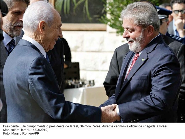 Presidente Lula cumprimenta o presidente de Israel, Shimon Peres, durante cerimônia oficial de chegada a Israel.