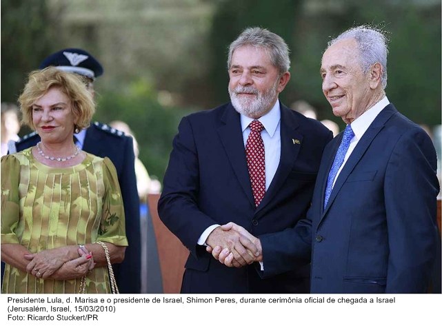 Presidente Lula, dona Marisa e o presidente de Israel, Shimon Peres, durante cerimônia oficial de chegada a Israel.