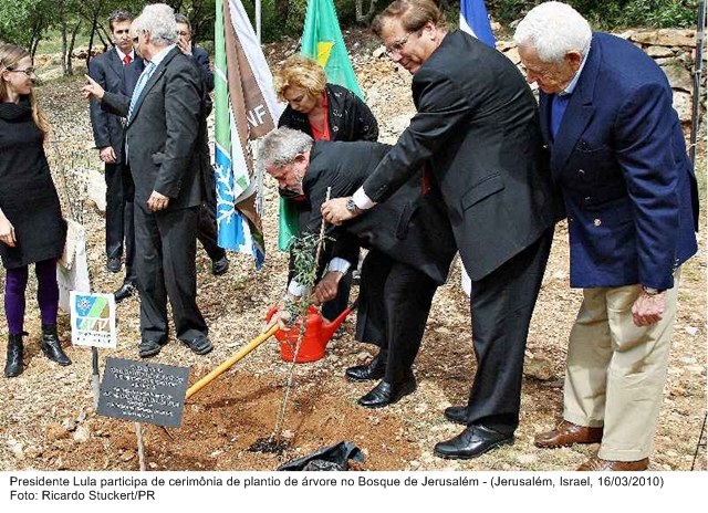 Presidente Lula participa da cerimônia de plantio de árvore no Bosque de Jerusalém.