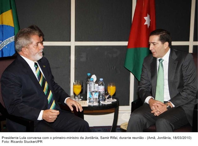 Presidente Lula conversa com o primeiro-ministro da Jordânia, Samir Rifai, durante reunião.