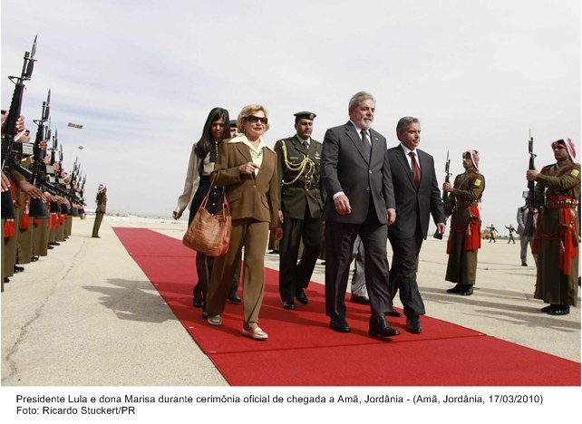 Presidente Lula e dona Marisa durante cerimônia oficial de chegada a Amã, Jordânia.