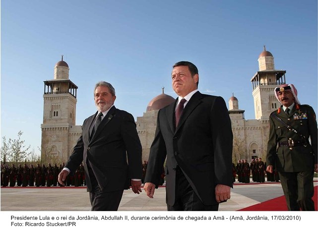 Presidente Lula e o Rei da Jordânia, Abdullah II, durante cerimônia de chegada a Amã.