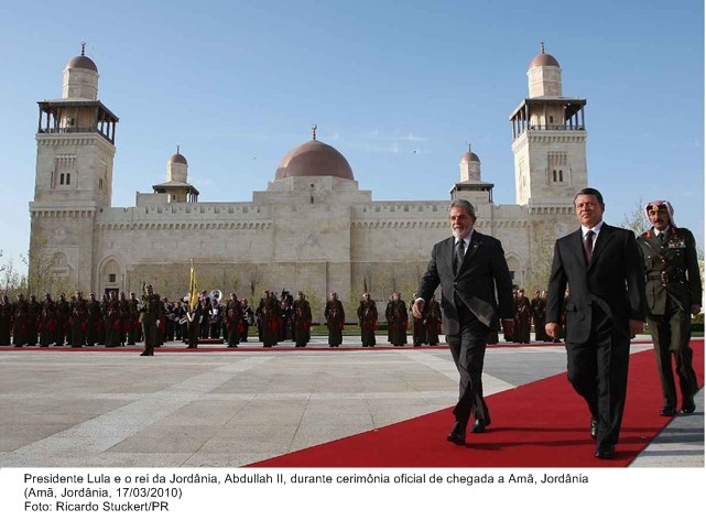 Presidente Lula e o Rei da Jordânia, Abdullah II, durante cerimônia oficial de chegada a Amã.