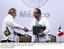 Presidente Lula cumprimenta o presidente do México, Felipe Calderón, durante sessão de encerramento da XXI da CALC.