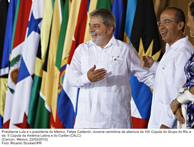Presidente Lula e o presidente do México, Felipe Calderón, durante cerimônia de abertura da XXI Cúpula do Grupo do Rio e da II Cúpula da América.