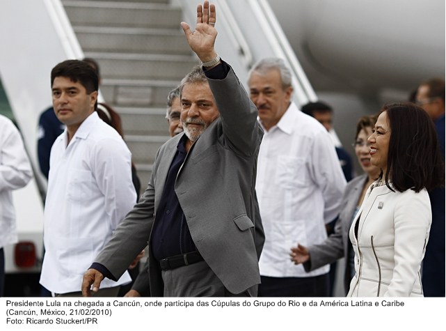Presidente Lula na chegada a Cancún, onde participa das Cúpulas do Grupo do Rio e da América Latina e Caribe.