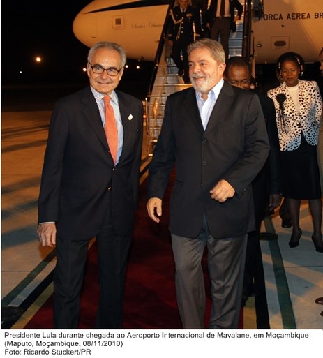 Presidente Lula durante chegada ao aeroporto internacional de Mavalane, em Moçambique.