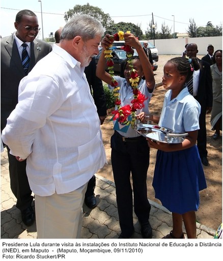 Presidente Lula durante visita às instalações do Instituto Nacional de Educação a Distância (INED), em Maputo.