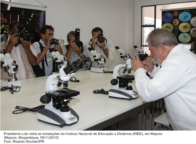 Presidente Lula durante visita às instalações do Instituto Nacional de Educação a Distância (INED), em Maputo.