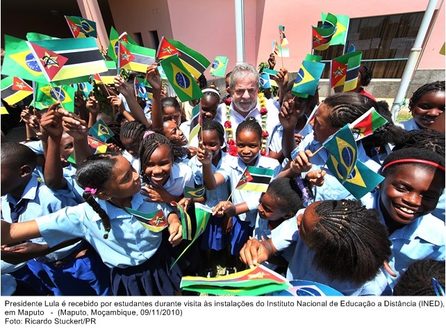 Presidente Lula é recebido por estudantes durante visita às instalações do Instituto Nacional de Educação a Distância (INED), em Maputo.