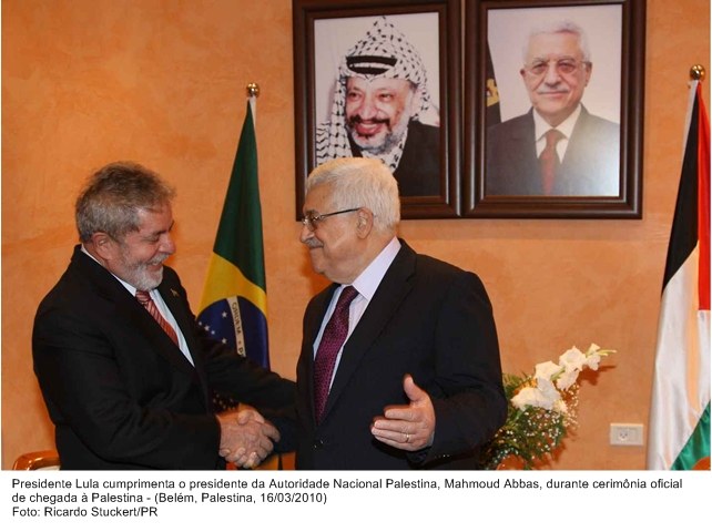 Presidente Lula cumprimenta o presidente da Autoridade Nacional Palestina, Mahmoud Abbas, durante cerimônia oficial de chegada à Palestina.