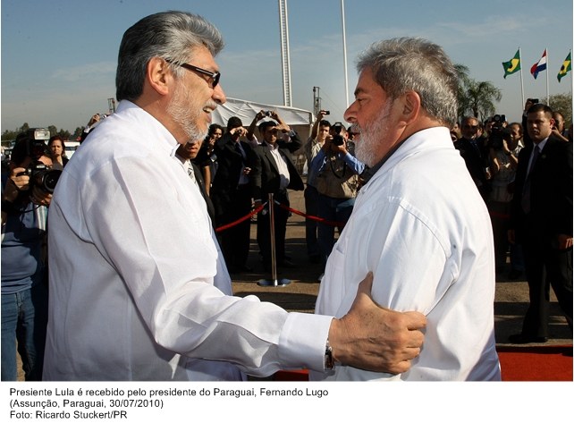 Presiente Lula é recebido pelo presidente do Paraguai, Fernando Lugo.