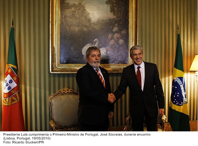 Presidente Lula cumprimenta o primeiro-ministro de Portugal, José Sócrates, durante encontro.