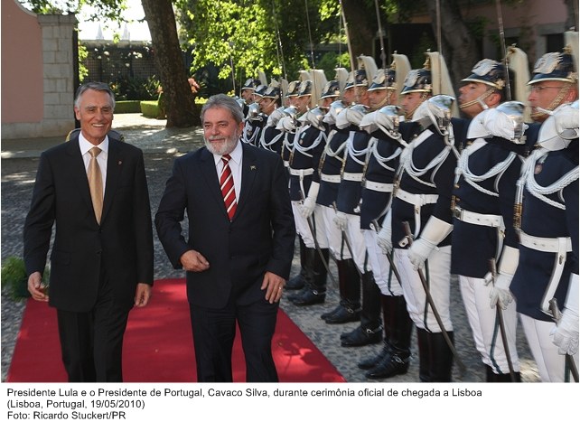 Presidente Lula e o presidente de Portugal, Cavaco Silva, durante cerimônia oficial de chegada a Lisboa.