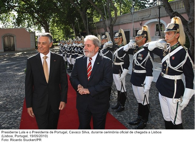 Presidente Lula e o presidente de Portugal, Cavaco Silva, durante chegada a Lisboa.