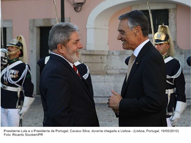 Presidente Lula e o presidente de Portugal, Cavaco Silva, durante chegada a Lisboa.