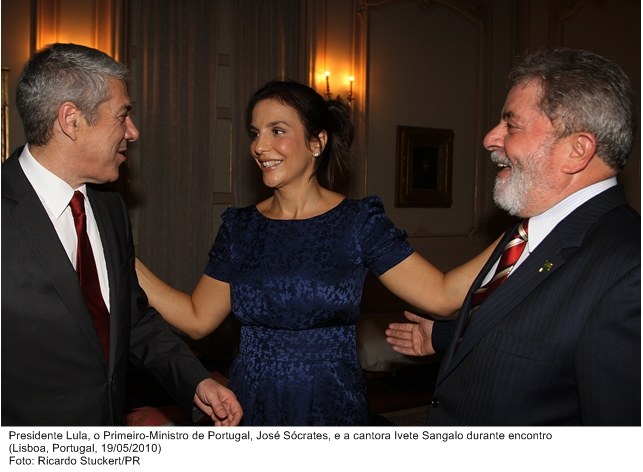 Presidente Lula, o primeiro-ministro, Cavaco Silva, e a cantora Ivete Sangalo, durante encontro em Portugal.
