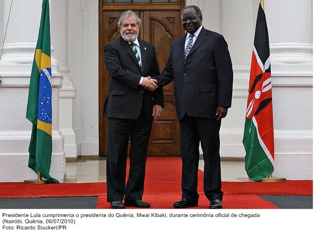 Presidente Lula cumprimenta o presidente do Quênia, Mwai Kibaki, durante cerimônia oficial de chegada.