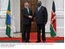 Presidente Lula cumprimenta o presidente do Quênia, Mwai Kibaki, durante cerimônia oficial de chegada.