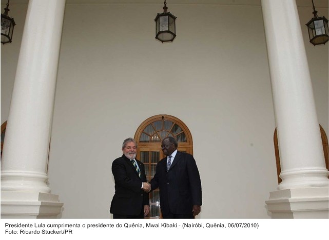 Presidente Lula cumprimenta o presidente do Quênia, Mwai Kibaki.