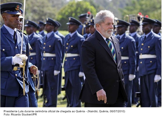 Presidente Lula durante cerimônia oficial de chegada ao Quênia.