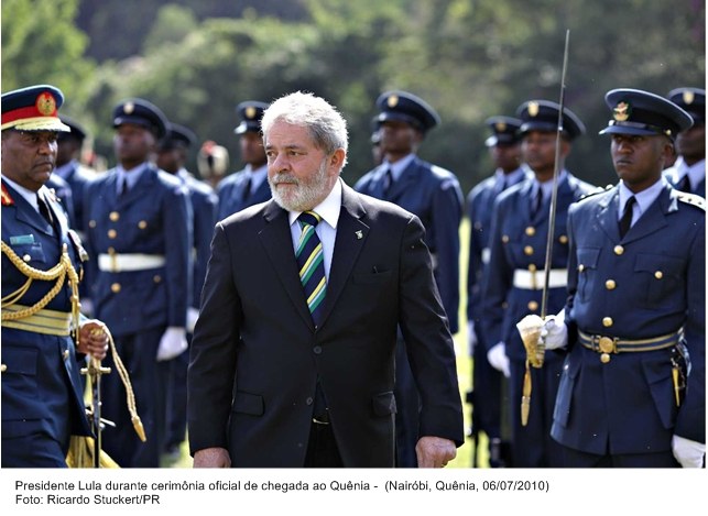 Presidente Lula durante cerimônia oficial de chegada ao Quênia.