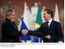 Presidente Lula cumprimenta o Presidente da Rússia, Dmitri Medvedev, durante cerimônia de assinatura de atos, em Moscou.