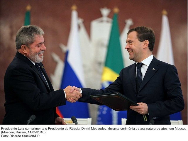 Presidente Lula cumprimenta o Presidente da Rússia, Dmitri Medvedev, durante cerimônia de assinatura de atos, em Moscou.
