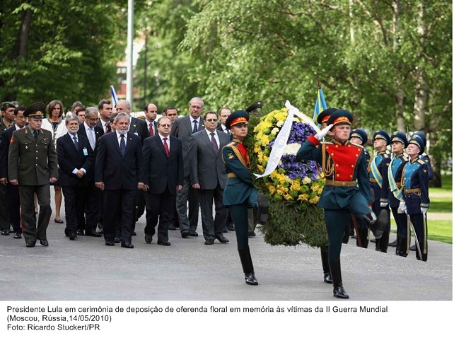 Presidente Lula em cerimônia de deposição de flores em memória às vítimas da II Guerra Mundial - Moscou.